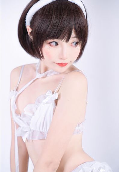 脱下衣服的漂亮姐姐