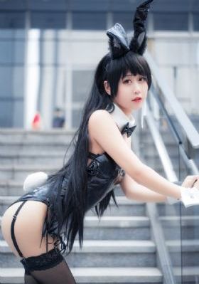 扒开她粉嫩的小缝尿进去动漫