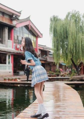 溪边春色